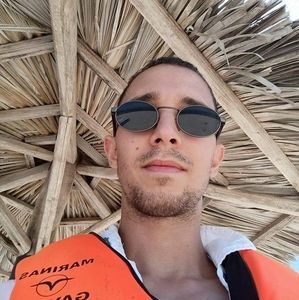 Meet your Posher, Cesar nayib